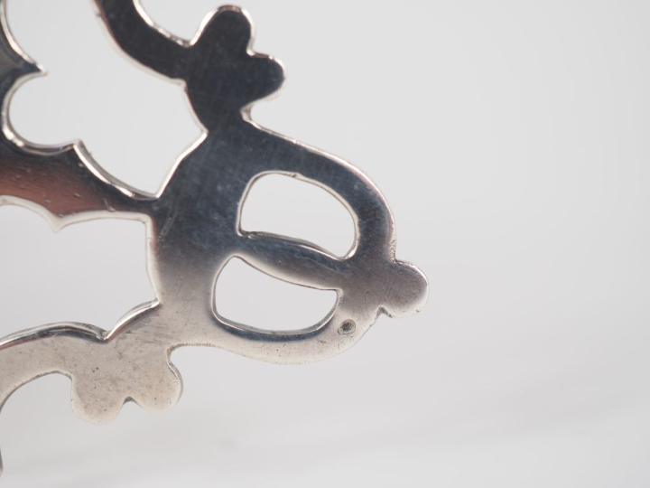 Taste-vin en argent martelé, poinçon cygne.  Anse ajourée.  Diam. 10 c