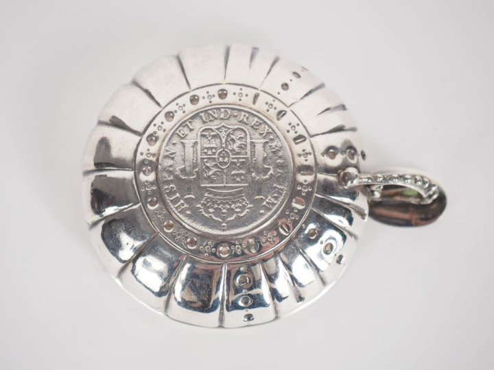 Taste-vin en argent, poinçon cygne, à décor de pétales.  Le fond agrém