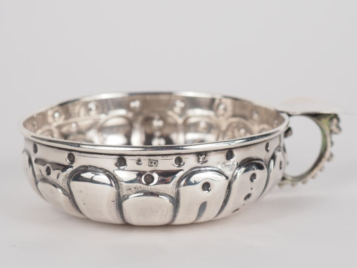 Taste-vin en argent, poinçon cygne, à décor de pétales.  Le fond agrém