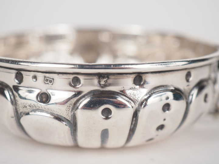 Taste-vin en argent, poinçon cygne, à décor de pétales.  Le fond agrém