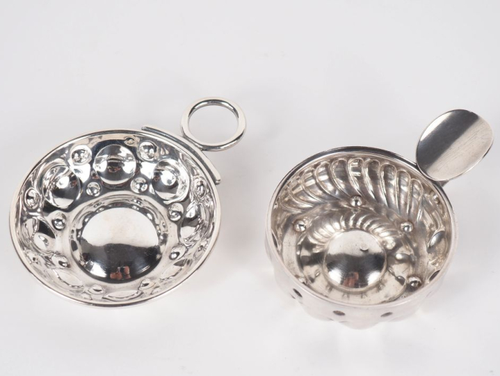 Ensemble comprenant :  - un taste-vin en argent 925, poinçon Minerve, 