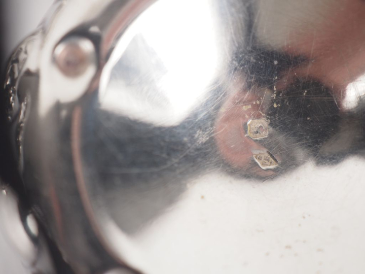 Ensemble comprenant :  - un taste-vin en argent 925, poinçon Minerve, 