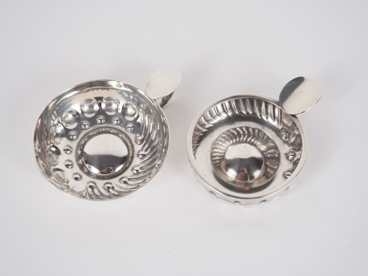 Deux différents tastes-vins en argent 925, poinçon Minerve, à décor de