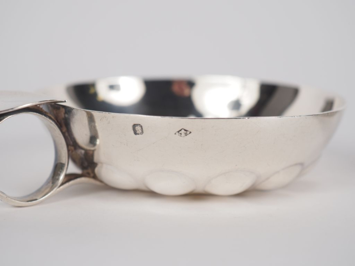 Deux différents tastes-vins en argent 925, poinçon Minerve, à décor de