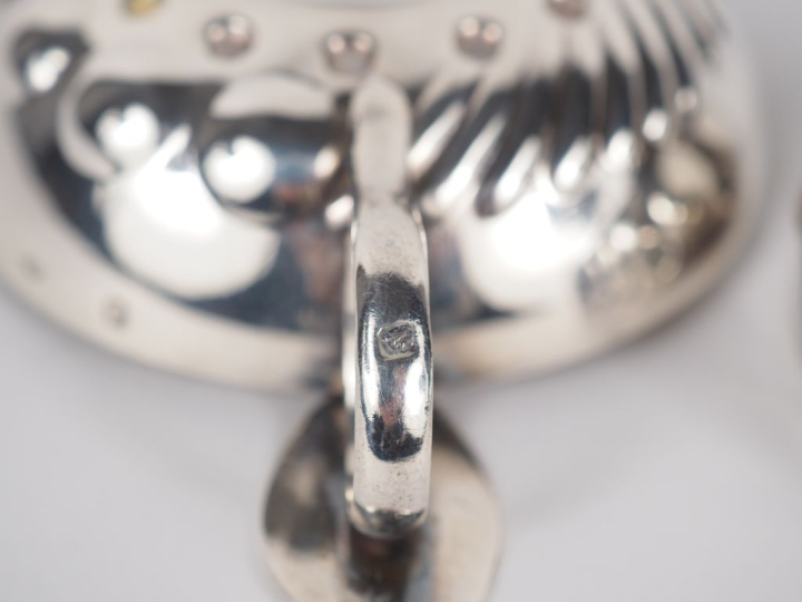 Deux différents tastes-vins en argent 925, poinçon Minerve, à décor de