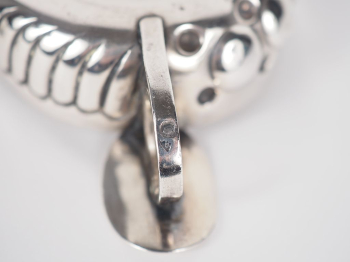 Deux différents tastes-vins en argent 925, poinçon Minerve, à décor de