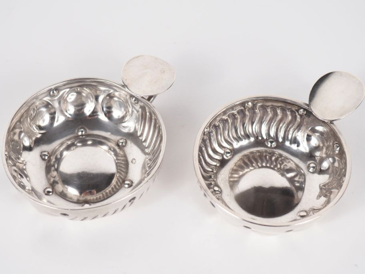 Ensemble comprenant deux différents tastes-vins en argent 925, poinçon