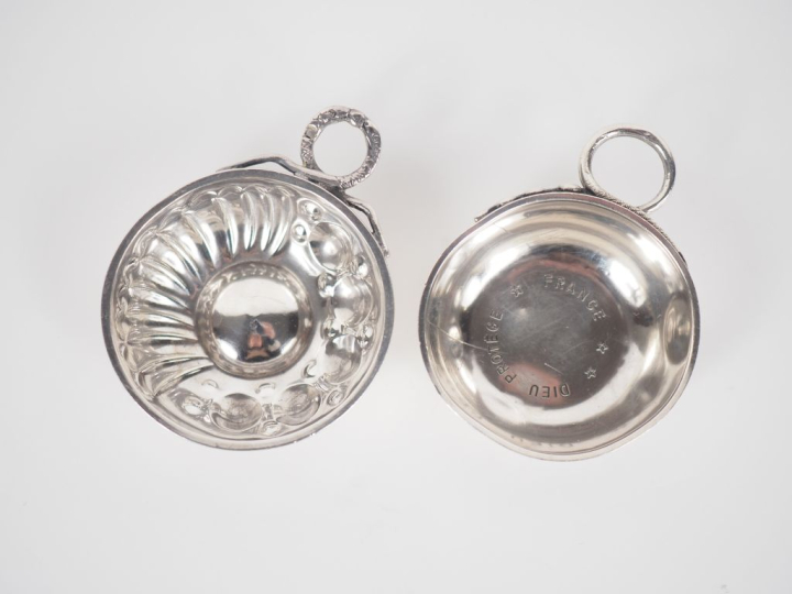 Ensemble comprenant deux petits tastes-vins en argent 925, poinçon Min