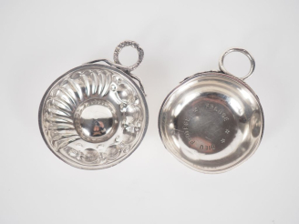 Vente aux enchères Ensemble comprenant deux petits tastes-vins en argent 925, poinçon Min