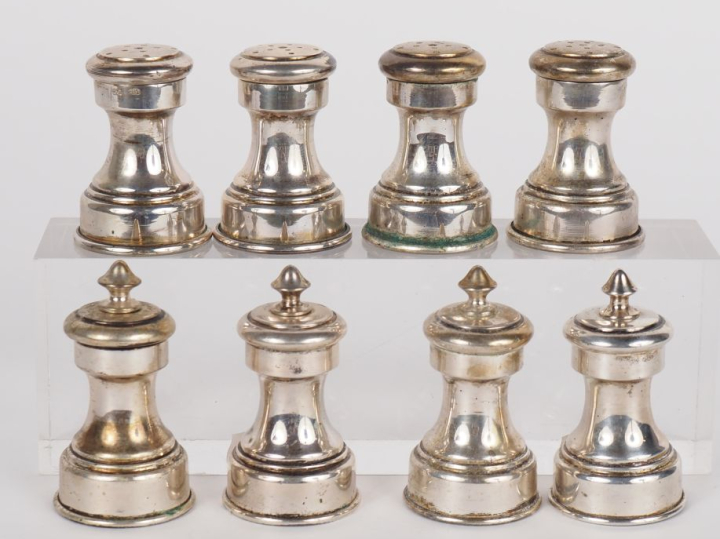 Garniture de table en argent 800, comprenant : - quatre salerons - qua