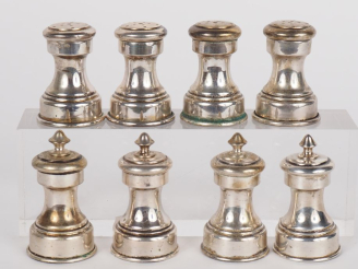 Vente aux enchères Garniture de table en argent 800, comprenant : - quatre salerons - qua