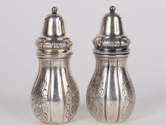 Vente aux enchères Salière et poivrière assortie en argent anglais 925, à décor gravé de 