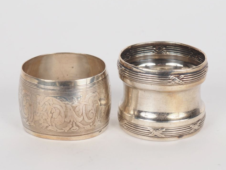 Ensemble comprenant :  - un rond de serviette de style Louis XVI en ar