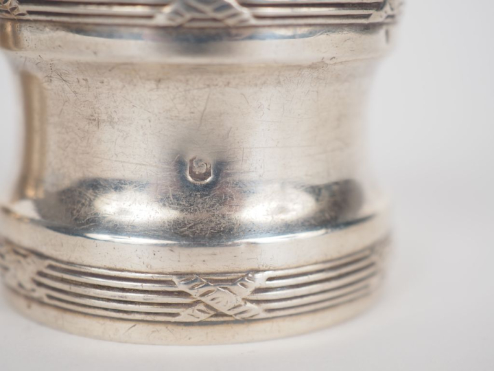 Ensemble comprenant :  - un rond de serviette de style Louis XVI en ar