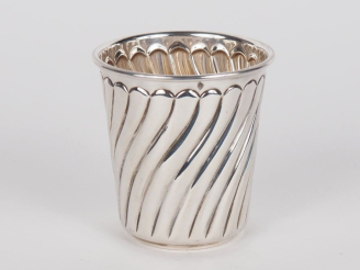 Vente aux enchères Timbale à fond plat en argent 925, à décor de côtes torses.  H. 8,2 cm