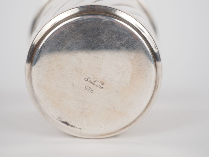 Timbale à fond plat en argent 925, à décor de côtes torses.  H. 8,2 cm