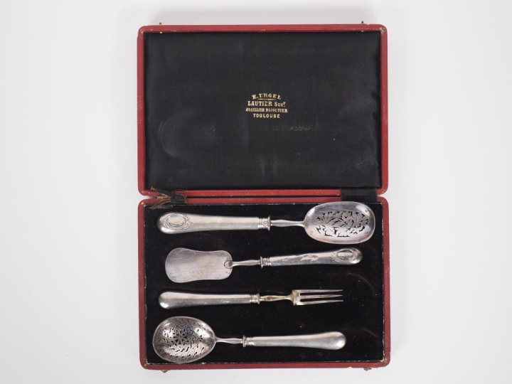 Service à hors d'œuvre Napoléon III en argent 925 et argent fourré, dé