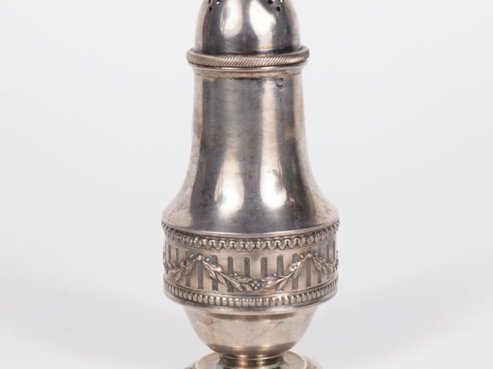 Saupoudroir de style Louis XVI en argent 925, poinçon Minerve, à décor