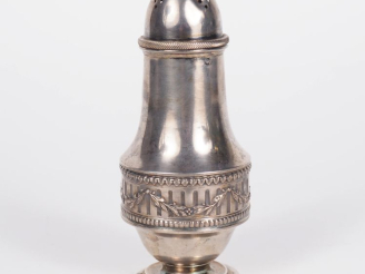 Vente aux enchères Saupoudroir de style Louis XVI en argent 925, poinçon Minerve, à décor