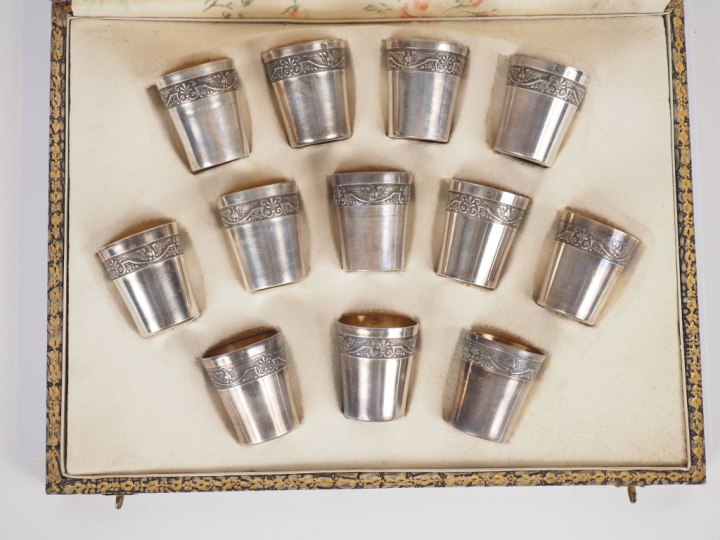 Dans leur écrin : 12 verres à liqueur en argent 925, poinçon Minerve  