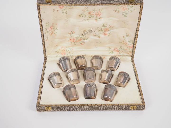Dans leur écrin : 12 verres à liqueur en argent 925, poinçon Minerve  