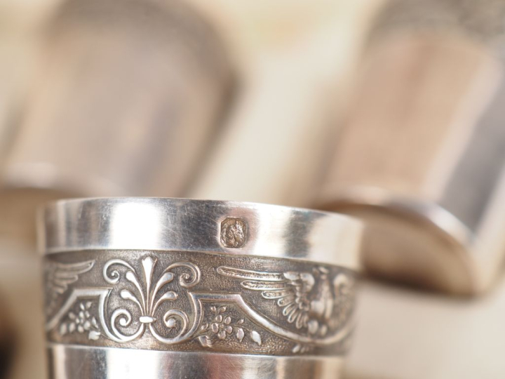 Dans leur écrin : 12 verres à liqueur en argent 925, poinçon Minerve  