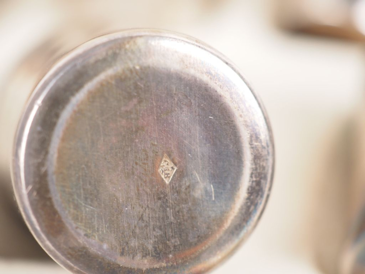 Dans leur écrin : 12 verres à liqueur en argent 925, poinçon Minerve  