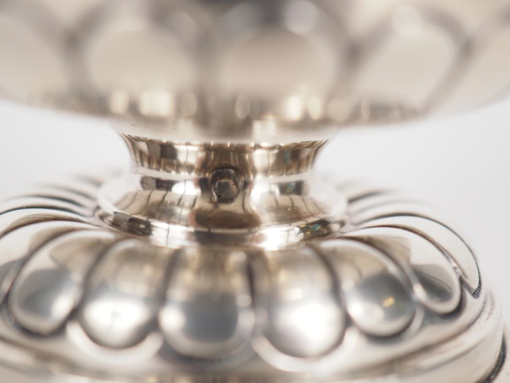 Saupoudroir en argent 925, de style Louis XVI, à décor de guirlandes e
