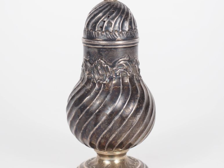 Saupoudroir de style Louis XV en argent 925, poinçon Minerve, à décor 