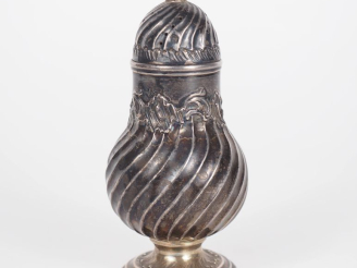 Vente aux enchères Saupoudroir de style Louis XV en argent 925, poinçon Minerve, à décor 