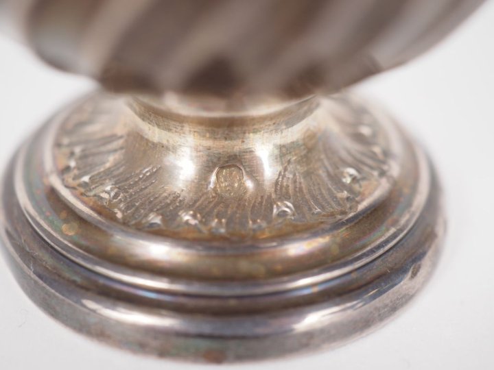 Saupoudroir de style Louis XV en argent 925, poinçon Minerve, à décor 
