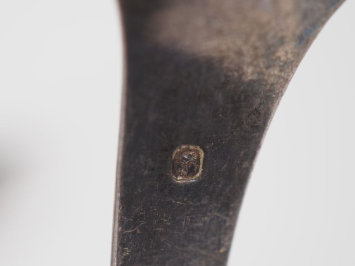 Ensemble comprenant :  - une cuillère à saupoudrer en argent 925, poin