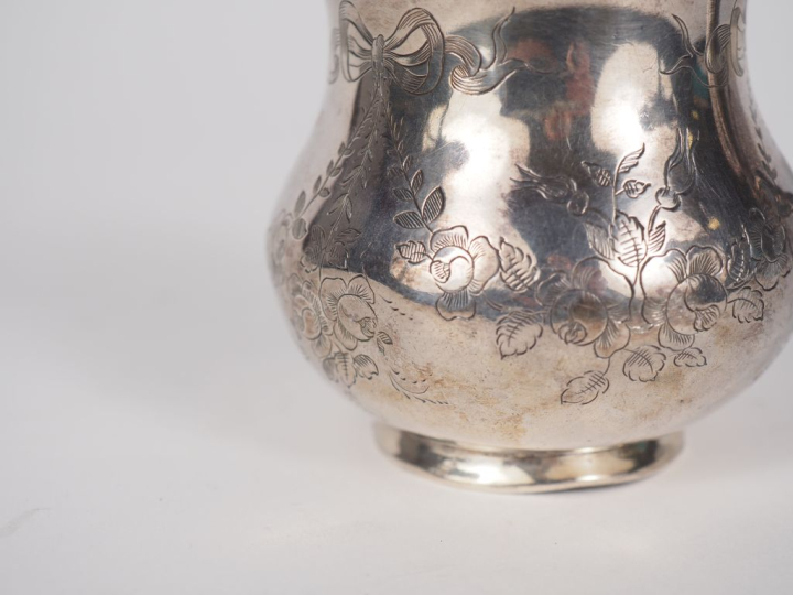 Pot à lait de style Louis XVI en argent 925, poinçon Minerve, à décor 