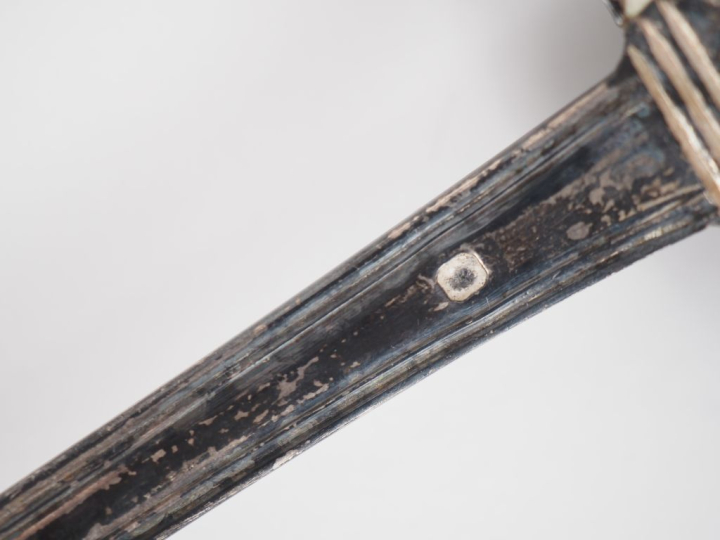 Ensemble comprenant :  - une cuillère à saupoudrer en argent 925, poin