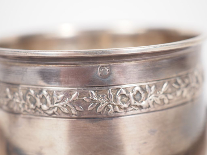 Tasse et sa sous-tasse de style Louis XVI en argent 925, poinçon Miner
