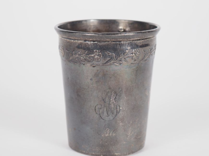 Timbale à fond plat de style Art Nouveau en argent 925, poinçon Minerv