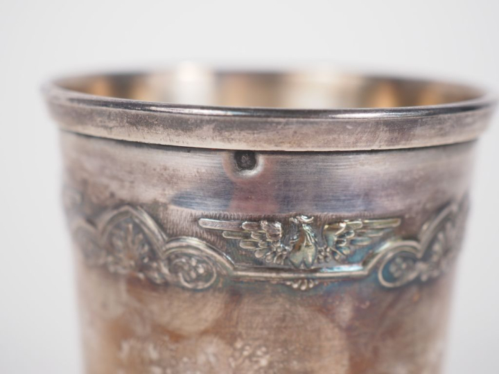 Ravissante timbale à fond plat de style Empire en argent 925, poinçon 