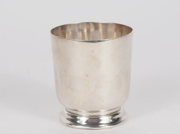 Petite timbale sur piédouche en argent lisse 925, poinçon Minerve.  H.
