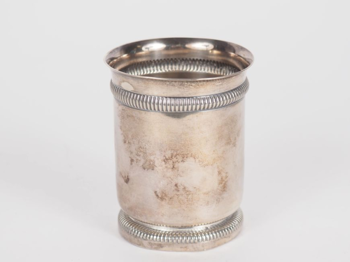 Timbale en argent 925, poinçon Minerve, à décor de frises de godrons. 