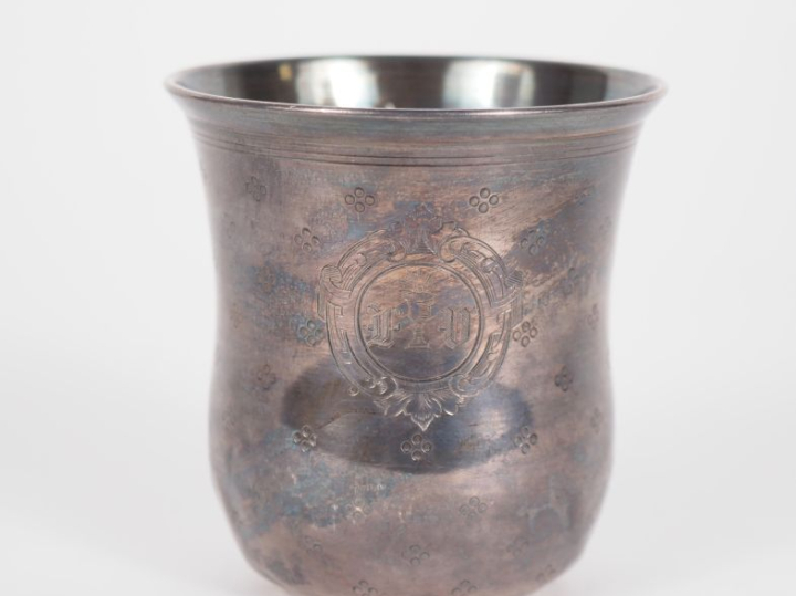 Timbale de forme évasée en argent 925, poinçon Minerve, à décor de sem