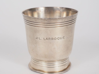 Vente aux enchères Timbale de style Art déco en argent 925, poinçon Minerve, à décor de f