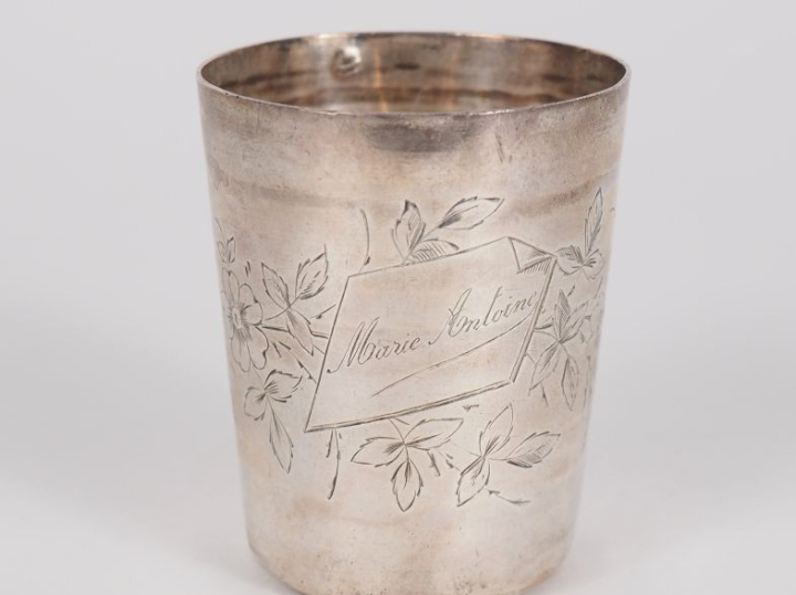 Petite timbale en argent 925, poinçon Minerve, à décor gravé d'oiseau,