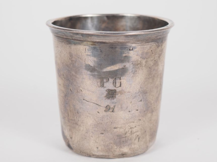 Timbale à fond plat en argent lisse 925, poinçon Minerve.  Monogrammée