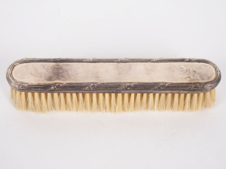 Vente aux enchères Brosse de table de style Louis XVI.  La monture en argent 925, poinçon