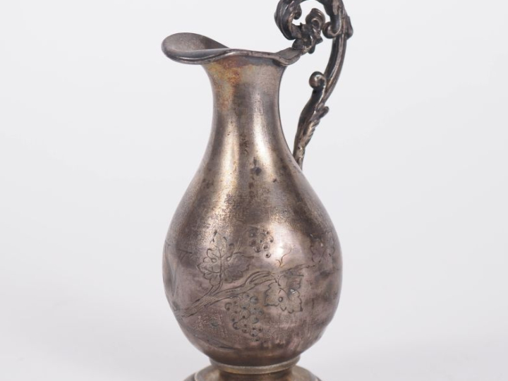 Burette sur piédouche en argent 925, poinçon Minerve, à décor gravé de
