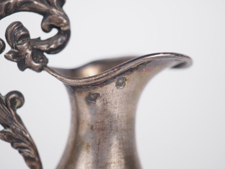 Burette sur piédouche en argent 925, poinçon Minerve, à décor gravé de