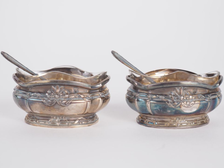 Paire de salerons et leur cuillère de style Louis XVI en argent 925, p