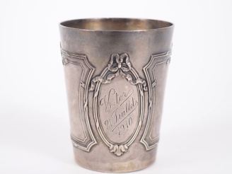 Vente aux enchères Timbale à fond plat de style Louis XVI en argent 925, poinçon Minerve,
