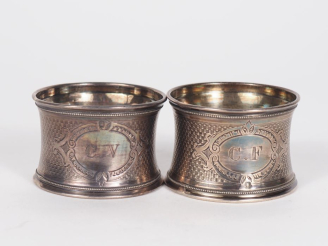 Vente aux enchères Paire de ronds de serviette en argent 925, poinçon Minerve, à décor de