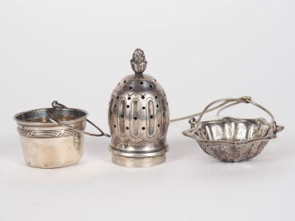Vente aux enchères Ensemble comprenant :  - une passette à thé de style Louis XVI en arge
